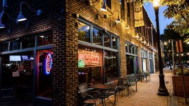 Outdoor seating at Woody's in downtown Raleigh