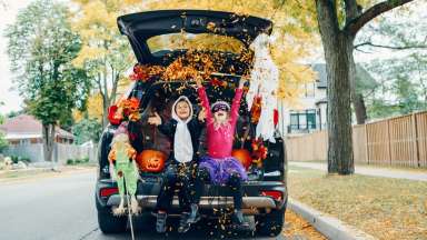 kids in a car during trunk or treat