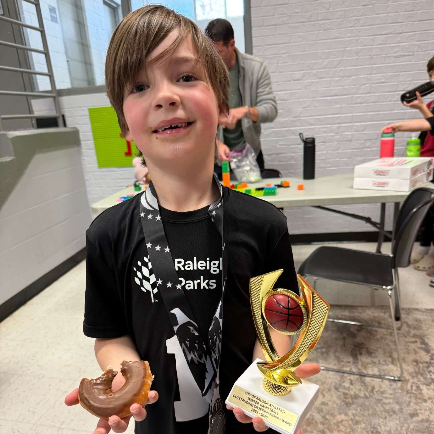 picture of lochlan with trophy