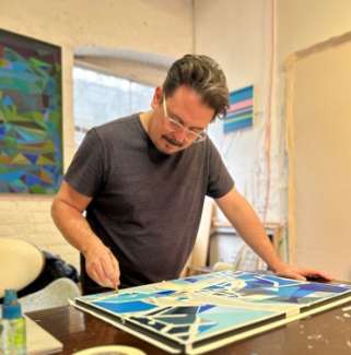 A main in glasses painting 
